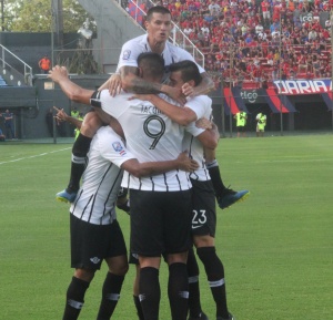 El primer gol de la disputa fue anotado por el gumarelo Oscar Tacuara Cardozo.