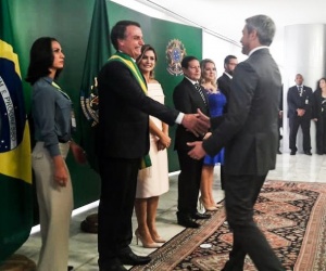 El presidente de nuestro país, Mario Abdo Benítez, saluda a su par brasileño, Jair Messias Bolsonaro.
