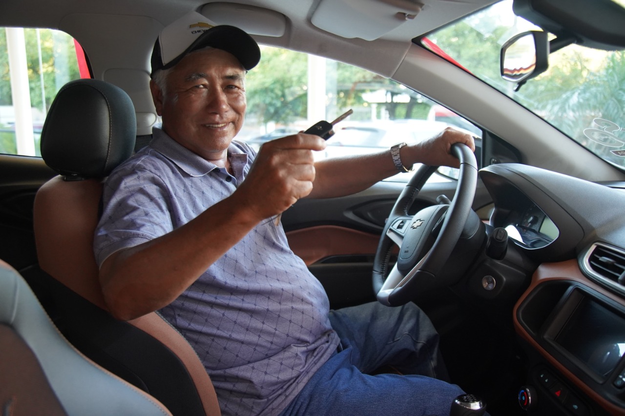 Hayashino Shigeru, de la Colonia Pirapo, departamento de Itapúa,  flamante ganador del automóvil.