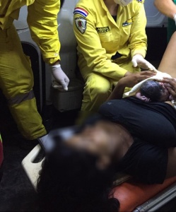 Los Bomberos Voluntarios K-122 de Minga Guazú asistieron a la mujer en el parto, en la ambulancia. 