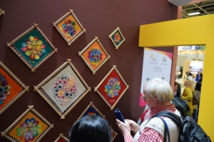 Los visitantes del stan del Paraguay apreciaron las obras maestras “ñandutí” hechas por artesanas paraguayas.