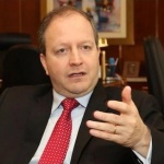 Ministro retruca a senador liberal que dijo que la plata no alcanza: “Gana 40 millones y yo 22”